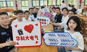 高校烹饪6吨小龙虾送毕业生，让万名学子记住“湖北味道”