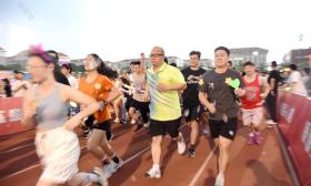 武汉一高校毕业狂欢：书记跟学生“打水仗”