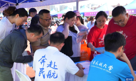 上海举行高校招生志愿填报现场咨询会
