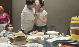 已婚男女同学吻别被拍，两人的配偶怒要接吻报复