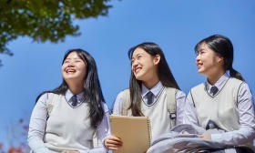 高考结束后“怪象”：医院里围满高中女生，家长心酸无奈没办法