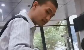 网友食堂偶遇韦神韦东奕，衣服袖口开线显邋遢！饭食简单让人佩服
