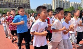 济南高新区汉峪小学开展“夏练三伏”跑操活动