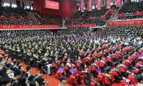 南京大学毕业典礼，90后博导邀你“一起追光”