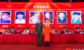 他用独一无二的方式向母校告别——南航毕业典礼上，退役大学生士兵上演最帅“换装”