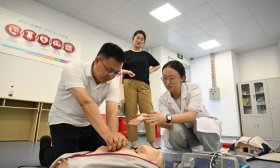 “大学节”上，学生家长体验心肺复苏