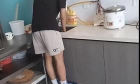 男生查分后默默去做饭，妈妈秒懂：估分600只考了397