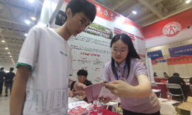 高招会上，家长考生寻心仪的学校
