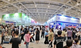 2024山東高招會，臨近中午學生和家長更多