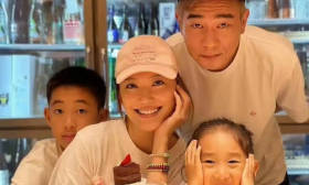 陈小春儿子小学毕业，穿校服登台发言，戴牙箍表情呆萌好可爱
