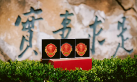定制毕业徽章、学位绶带，中国人民大学为毕业生送上专属礼物