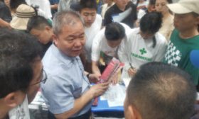 山东省实验中学展前火爆，家长把咨询老师团团围住