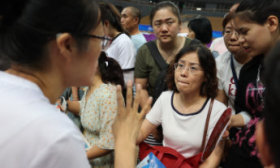 人头攒动！济南中招会近百所学校现场支招填报