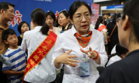 為考生指路，中招會上學校老師講解忙
