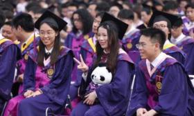 清华大学三千余本科生迎来毕业典礼，奥运冠军杨倩顺利毕业
