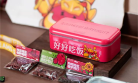 深圳大学送毕业生启程饭盒，校长寄语学生“好好干饭，好好生活”