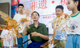 非遗进社区 巧手绘糖画