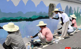 南京晓庄学院“志在美愿”服务实践团：用画笔点亮乡村