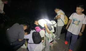 探秘夜幕下的自然奥秘，百余小学生在北京市少年宫夜游植物园