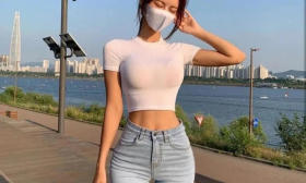 211毕业生直播擦边博关注，21cm细腰汽车主播引发全网争议，审美底线何在