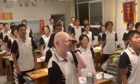 那位用望远镜看黑板的男孩，考上清华大学！