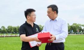 人大2024首封博士录取通知书送至田间地头，获得者系全国劳模