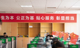 扬子晚报/紫牛新闻记者直击高招投档现场——每一位考生的录取都要经历6个环节
