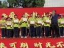 毕业生戏称母校“牛马一中”被校长赶下讲台，媒体：少年淘气一把又何妨