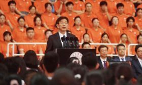 鼓励“1.2和0.8的处事方式”，清华开学典礼校长谈“厚德”