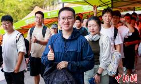 同济大学本科新生报到 奥运冠军陈芋汐和“眼镜飞人”徐卓一齐现身