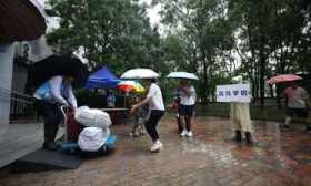 对新生及家长开放宿舍、调整报到计划，北京航空航天大学雨中迎新