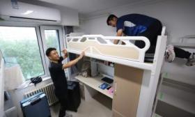 一同考上大学的父亲送儿子北航报到：陪伴是和孩子共同成长