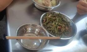 曝一中学食堂4人同吃一盘素菜，家长：像是喂猪的饭！官方回应