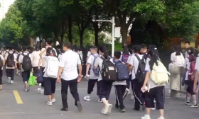 开学第一天，坐上黄色“大鼻子”校车去上学