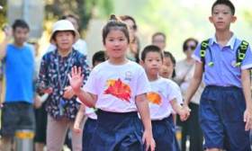 北京海淀民族小学迎来370名新生，开学典礼上演文化衫T台秀