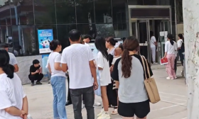 河南一妈妈让大学女儿申请贷款，等毕业自己还，网友：养不起别生