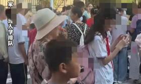 荒唐！校服620牛奶280保险140！不买不给办入学手续，舆论爆了！