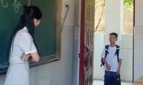 笑喷了，开学第一天撞见姑姑当班主任，男孩反应太突然不接受。