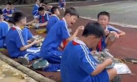 痛心！学生未订校内餐被赶到40°的教室外，晒着太阳，在操场吃饭