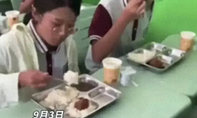 闹大了！高中食堂15元没菜吃学生只能汤泡饭？网友：钱都学校贪了