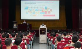 院士领航！南大陈骏院士给4038名本科新生开讲“科学家精神”思政大课