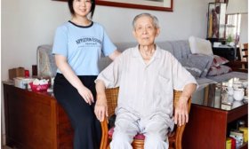 山东财经大学新生来了，跨越60载，祖孙成校友