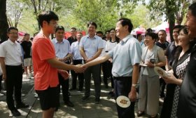 邵佳一来济南上大学了，来自中医世家的他一年级就开始认草药