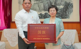 传承师者精神！南师大获赠第30个教师节北京天安门广场升起的国旗