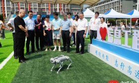 能跑会跳“机器狗”、翻页打卡器、AI数字人——这个学院的迎新现场“科技感”十足