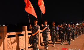 “很热很累，但我不想掉队”，大学新生8公里拉练，开启人生新征程