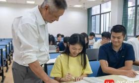 从士兵到教授，他的故事激励了代代学生