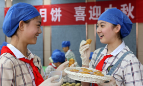 小学生学做月饼迎中秋