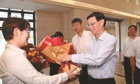 许昆林在看望慰问教师时指出 大力弘扬教育家精神 办好人民满意的教育