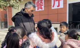42岁＂白发校长＂被学生叫＂爷爷＂ 为留住学校自掏腰包